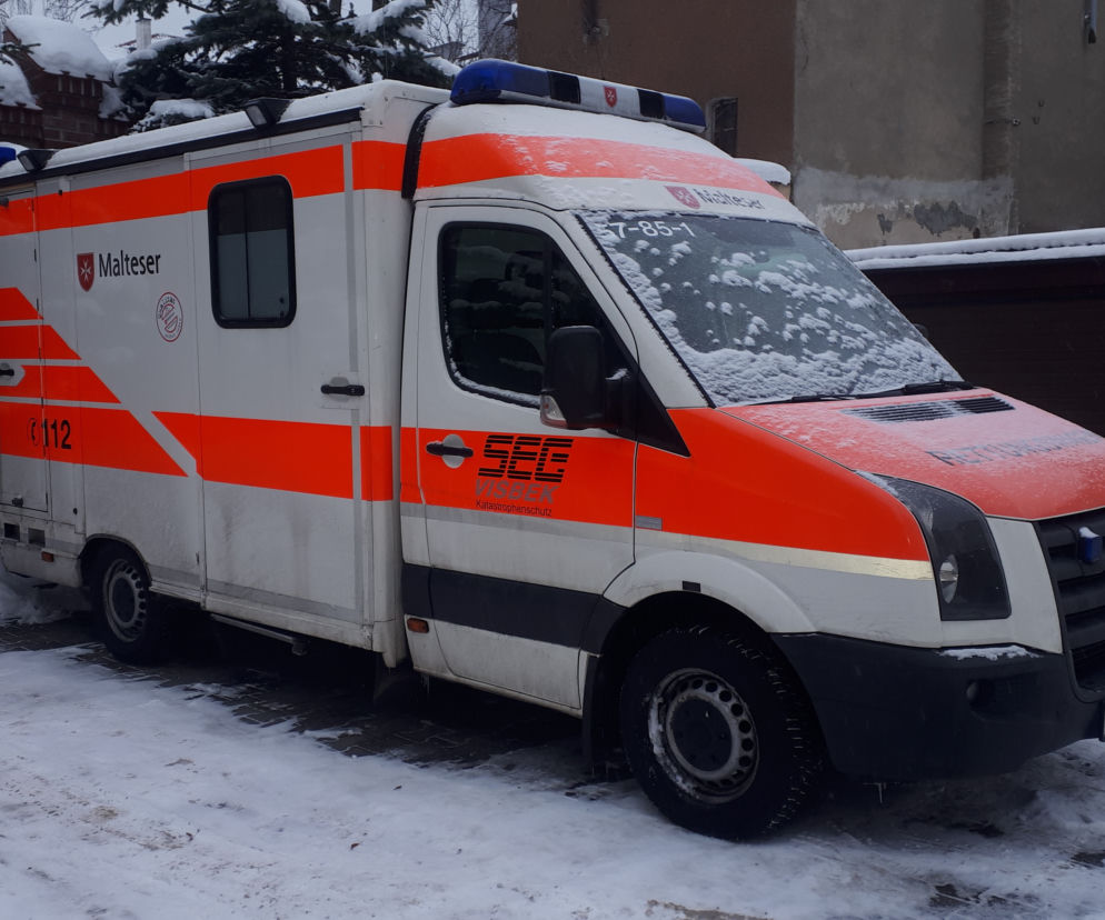Nowa karetka dla szpitala w Biskupcu. „Helga” doczekała się „Hildy”
