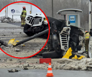 Koszmarne dachowanie w stolicy! Kierowca miał wiele szczęścia!