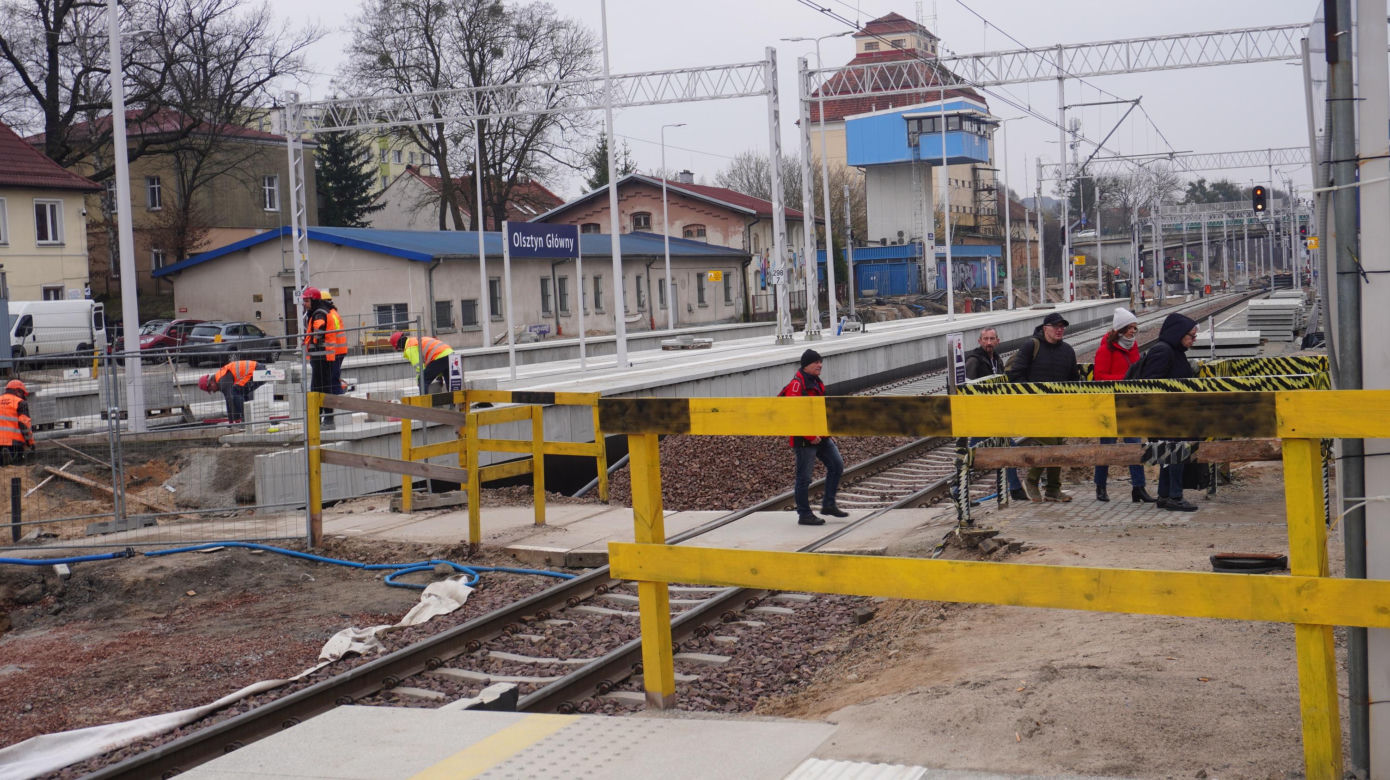 Dworzec Olsztyn Główny coraz bliżej. Postępują prace przy budynku oraz na peronach