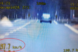 Zasuwała blisko 200 km/h! Nie przejmowała się zatrzymanymi uprawnieniami - WIDEO