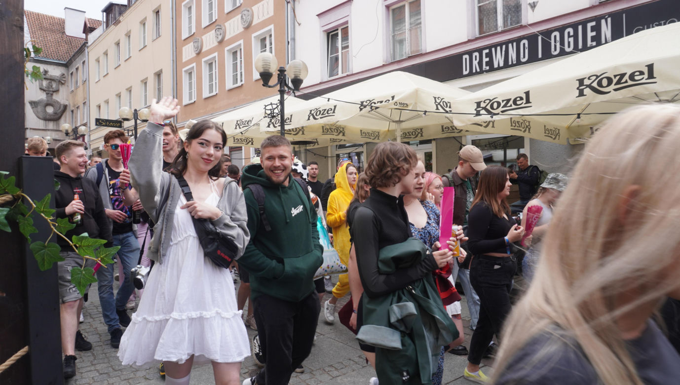 Kortowiada 2024. Parada Wydziałów przeszła ulicami miasta. Studenci tłumnie wzięli udział w imprezie