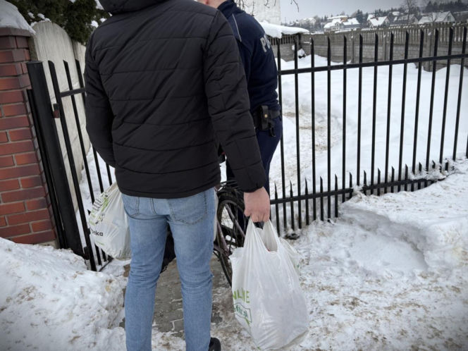 Zziębnięta i zmęczona seniorka prosiła przechodniów o pomoc. Nikt nie zareagował
