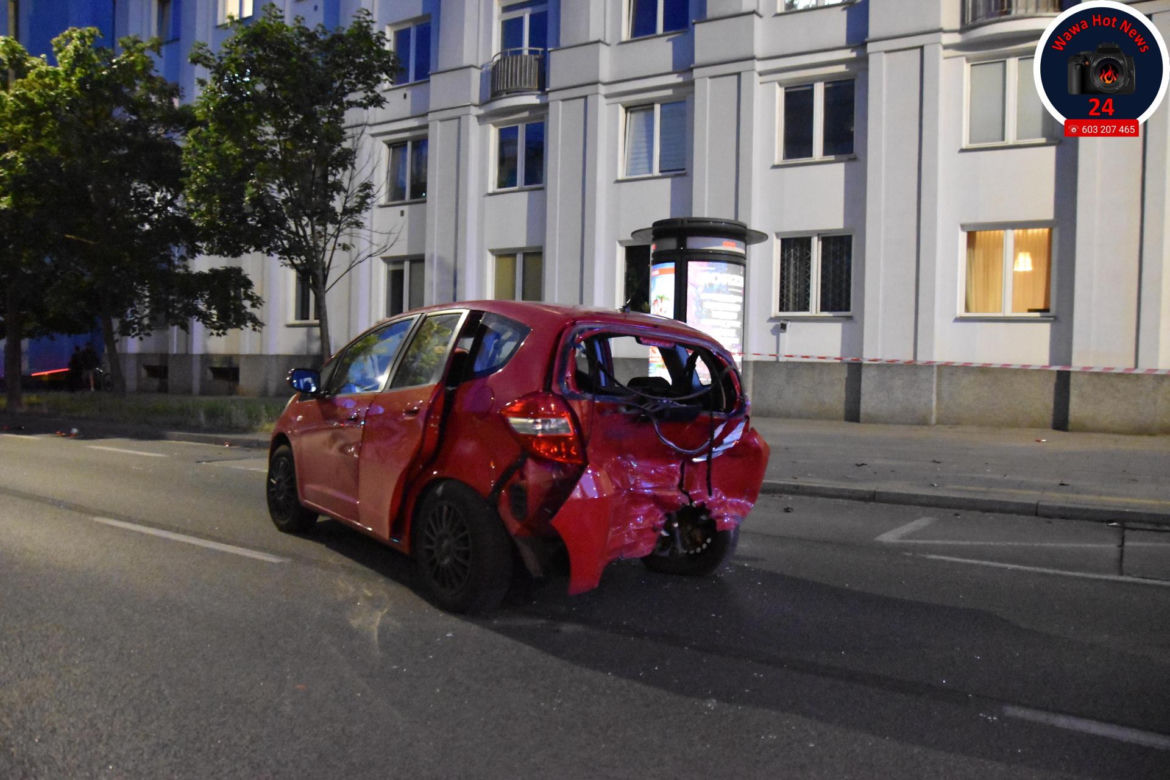 na skrzyżowaniu Alei Niepodległości i Odyńca w dzielnicy Mokotów