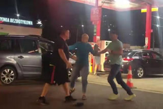 Wepchnął się w kolejkę do tankowania. Chwilę później wybuchła bójka