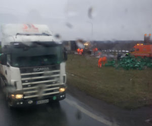 Utrudnienia na A4. Na jezdnię rozsypały się skrzynki z piwem [ZDJĘCIA]