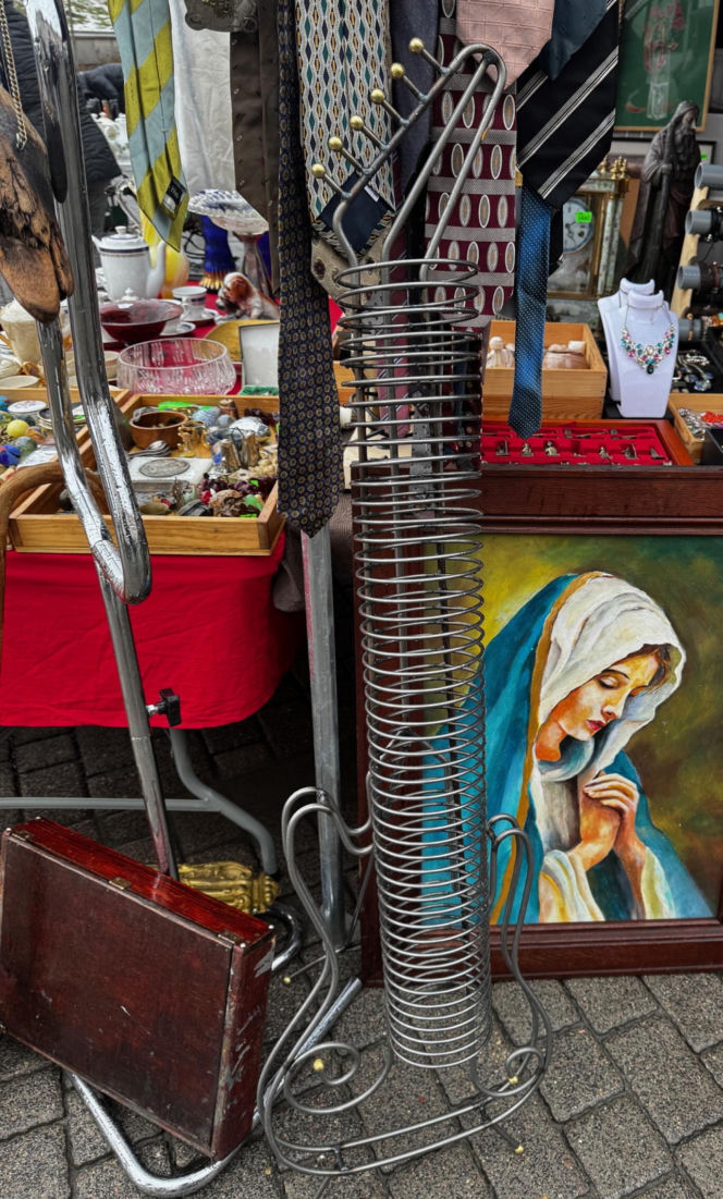 Lubelska Giełda Staroci wróciła po przerwie. Deszcz odstraszył tłumy, ale okazji nie brakowało