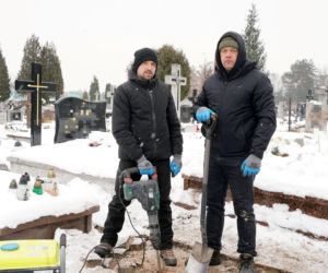 Siarczyste mrozy to gigantyczne wyzwanie dla grabarzy. Tak pracują na Podlasiu