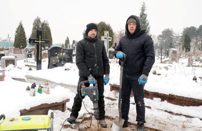 Siarczyste mrozy to gigantyczne wyzwanie dla grabarzy. Tak pracują na Podlasiu