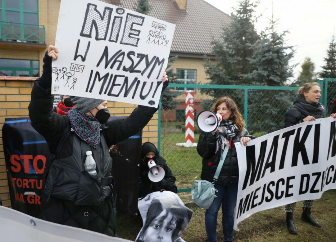 Pierwsze damy Jolanta Kwaśniewska i Anna Komorowska w Michałowie. Wzięły udział w akcji "Matki na granicę"