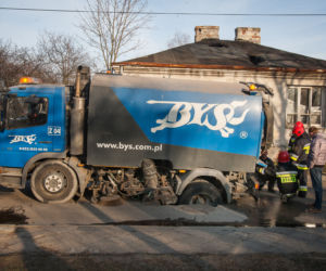 Jezdnia zapadła się pod śmieciarką