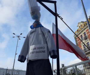 Protest branży gastronomicznej w Toruniu. Zanieśli trumnę pod pomnik Kopernika