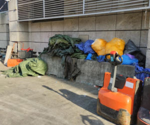 Bałagan na zapleczu warszawskiej Biedronki