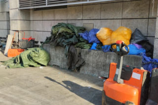 Bałagan na zapleczu warszawskiej Biedronki