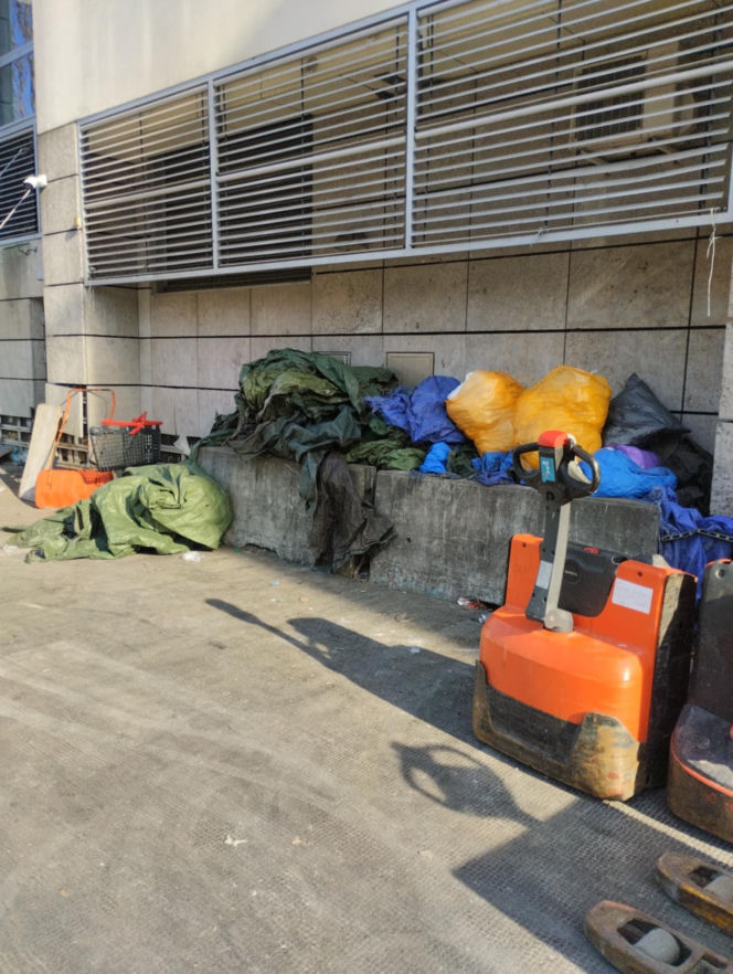 Bałagan na zapleczu warszawskiej Biedronki