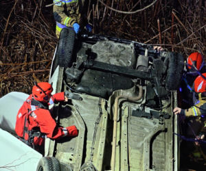 Dachował i wpadł do rzeki