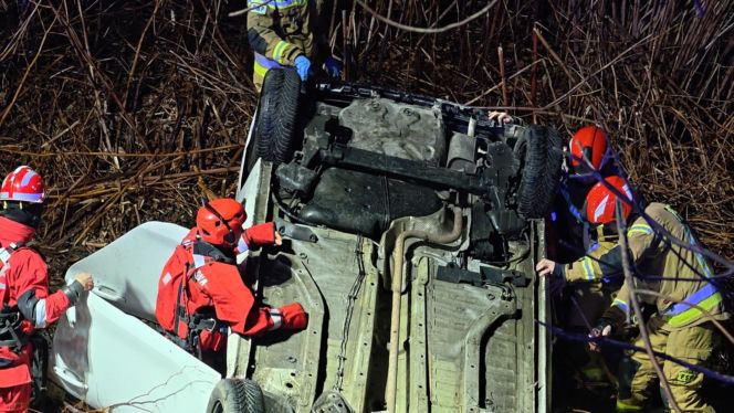 Dachował i wpadł do rzeki
