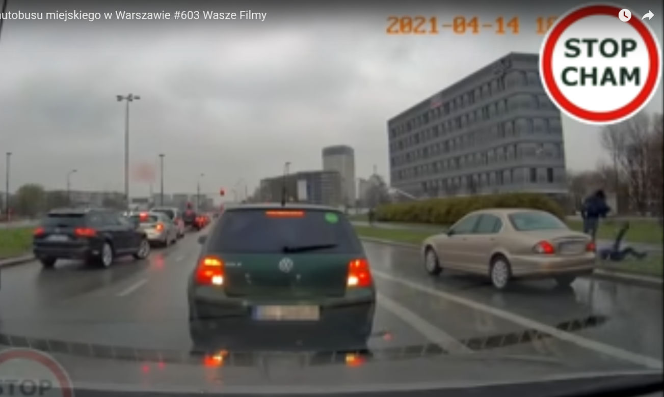 Kierowcy jaguara i autobusu urządzili sobie zapasy na ulicy