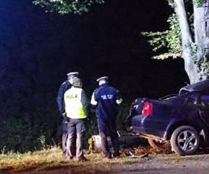 Gnał 190 km/h, roztrzaskał się na drzewie