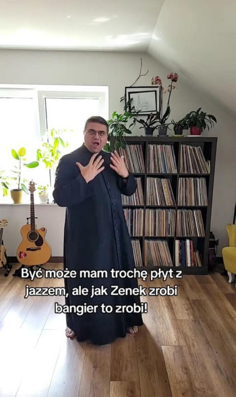 Ksiądz Krzysztof Kołtunowicz bez skarpetek wygłupia się przy kawałku Zenka Martyniuka