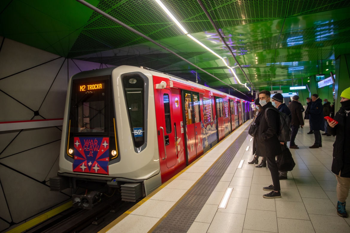 Świąteczne metro, choinka i ozdoby - tak wygląda podświetlona Warszawa 2021! [GALERIA]