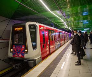 Świąteczne metro, choinka i ozdoby - tak wygląda podświetlona Warszawa 2021! [GALERIA]