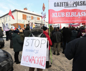 Głośny protest pod szkołą w Kielnie: „Bronimy krzyża!” Nauczycielka miała wyrzuć go do kosza 