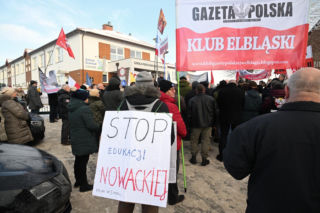 Głośny protest pod szkołą w Kielnie: „Bronimy krzyża!” Nauczycielka miała wyrzuć go do kosza 