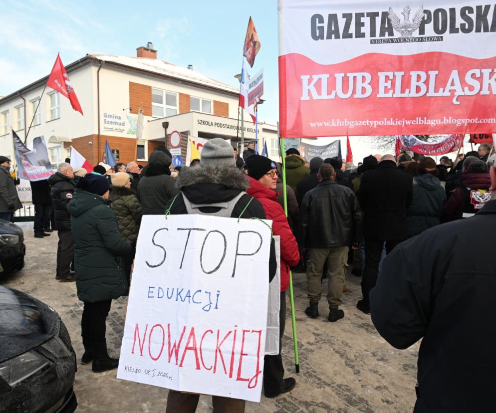Głośny protest pod szkołą w Kielnie: „Bronimy krzyża!” Nauczycielka miała wyrzuć go do kosza 
