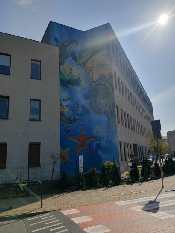 Mural z Aleksandrem Dobą na ścianie Morskiej Szkoły Podstawowej na gdańskim Ujeścisku