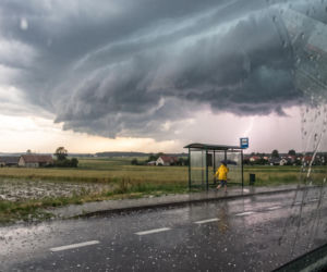 Gwałtowne burze z gradem nad Polską. Gdzie uderzy chłodny front atmosferyczny?
