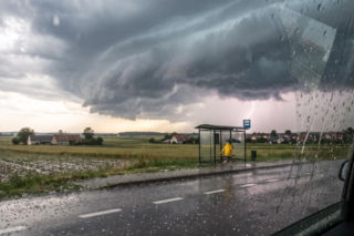 Gwałtowne burze z gradem nad Polską. Gdzie uderzy chłodny front atmosferyczny?