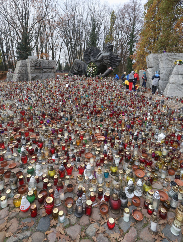Morze zniczy pod pomnikiem "Polegli Niepokonani" na Woli
