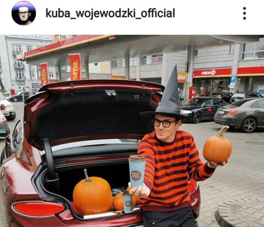 Kuba Wojewodzki w samochodzie Anny Muchy. Internauci dopatrzyli się, że Kuba ma 2 kawy. Są pewnie, że druga jest dla Ani.