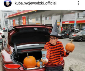 Kuba Wojewodzki w samochodzie Anny Muchy. Internauci dopatrzyli się, że Kuba ma 2 kawy. Są pewnie, że druga jest dla Ani.