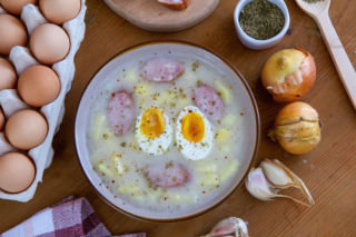 Została Ci biała kiełbasa po świętach? Zrób z niej tę genialną zupę zalewajkę. Lepsza niż żurek!