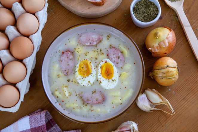 Została Ci biała kiełbasa po świętach? Zrób z niej tę genialną zupę zalewajkę. Lepsza niż żurek!