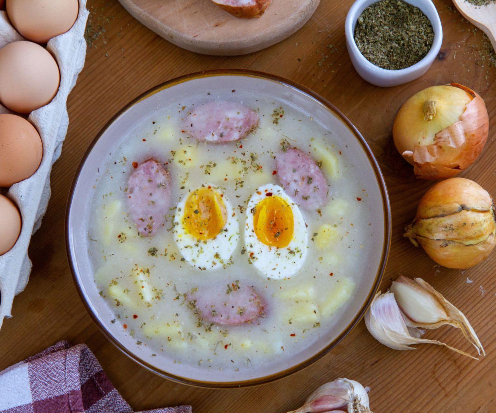 Została Ci biała kiełbasa po świętach? Zrób z niej tę genialną zupę zalewajkę. Lepsza niż żurek!