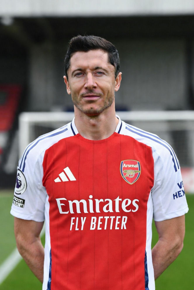 Robert Lewandowski w koszulkach różnych klubów