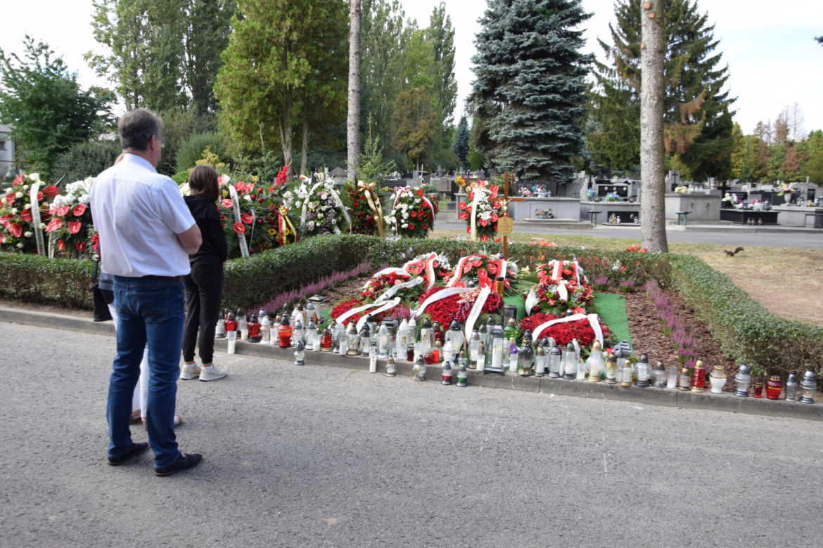 Rzeszowianie tłumnie przychodzą na grób Tadeusza Ferenca