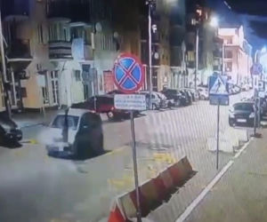 80-latek potrącił pieszego i przejechał po ofierze. Wszystko widać na nagraniu