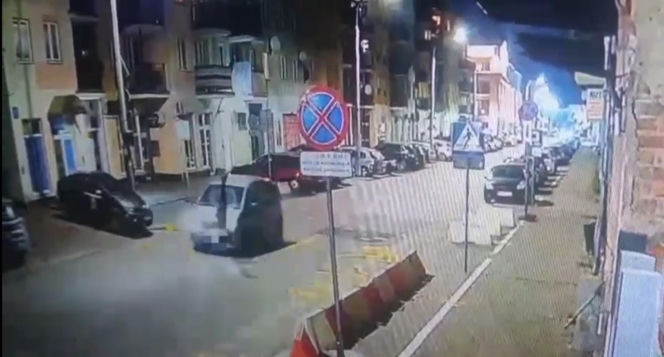 80-latek potrącił pieszego i przejechał po ofierze. Wszystko widać na nagraniu