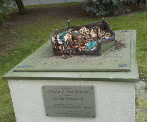 Zniszczona rzeźba Dzwony Kampinosu