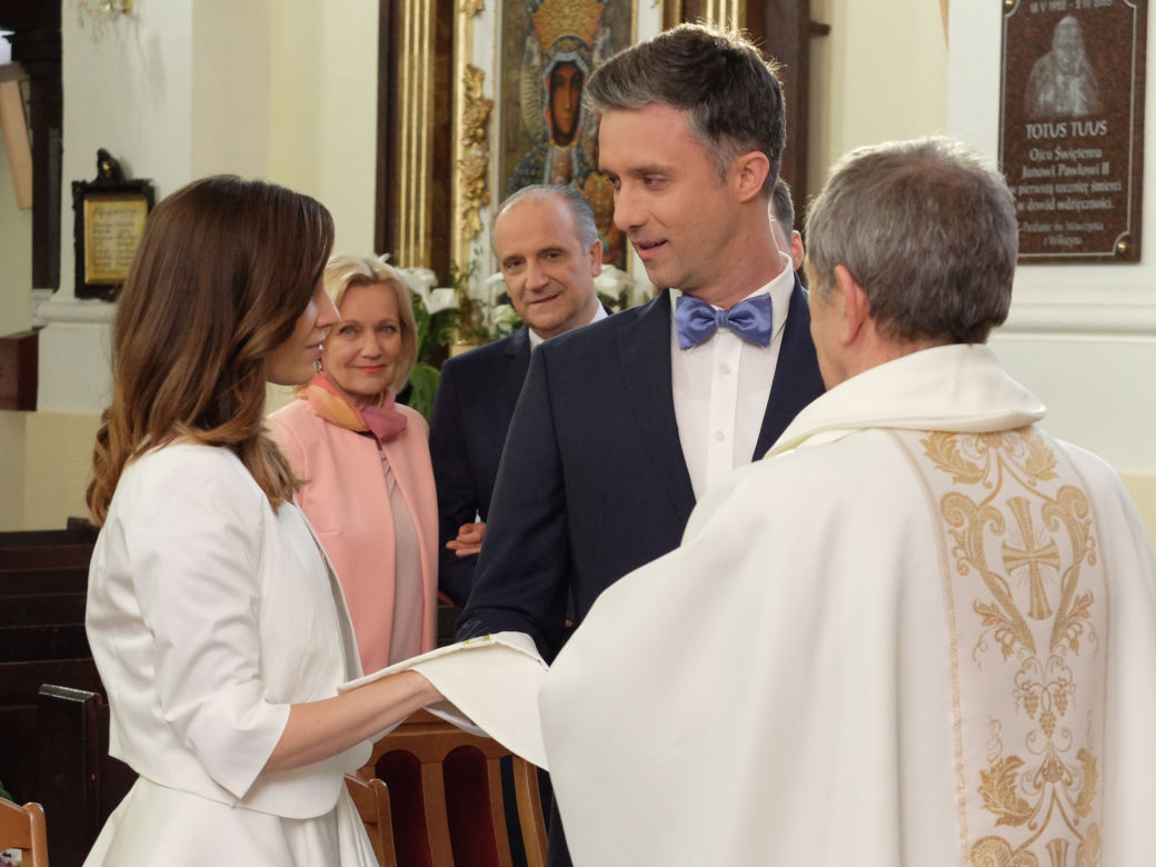 Pierwsza miłość odc. 2123. Aneta (Maria Pakulnis), Marek (Maciej Tomaszewski), Kinga (Aleksandra Zienkiewicz), Artur (Łukasz Płoszajski)