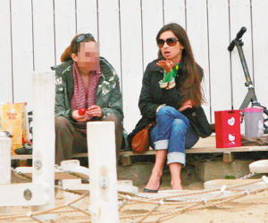 Marta Kaczyńska w szpilkach na plaży