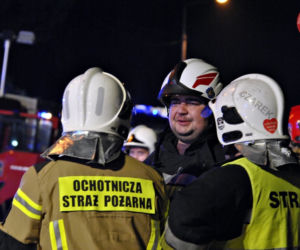 Falenty Duże.  Zderzenie auta osobowego z ogrodzeniem i slupem energetycznym