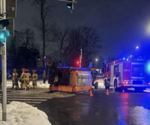 Odśnieżanie zakończone chaosem. Posypywarka runęła na skrzyżowanie