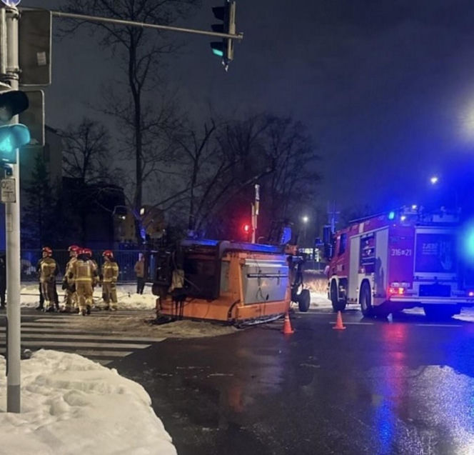 Odśnieżanie zakończone chaosem. Posypywarka runęła na skrzyżowanie