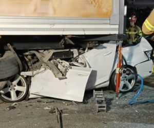 Makabra na drodze! 20-letni kierowca zginął na miejscu. Skoda zmiażdżona pod naczepą