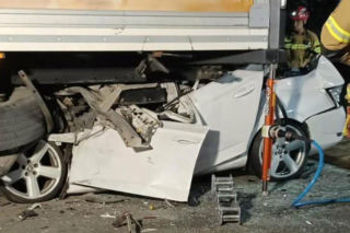 Makabra na drodze! 20-letni kierowca zginął na miejscu. Skoda zmiażdżona pod naczepą