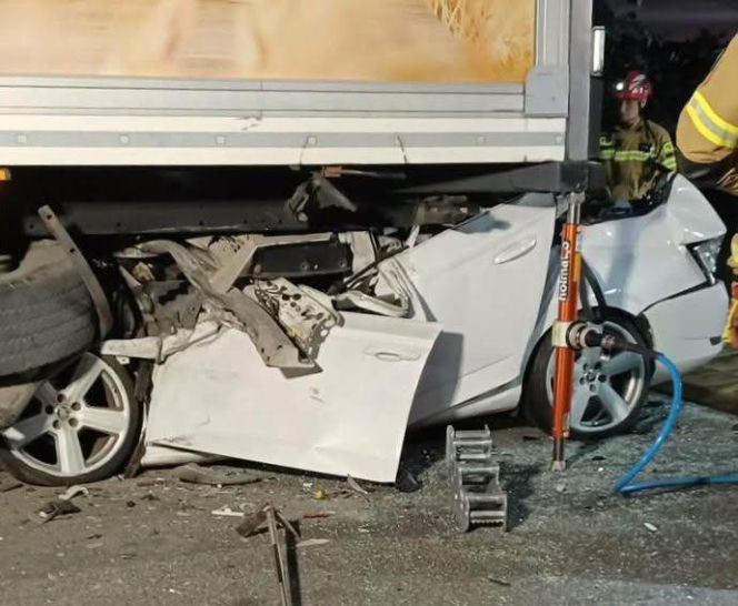 Makabra na drodze! 20-letni kierowca zginął na miejscu. Skoda zmiażdżona pod naczepą